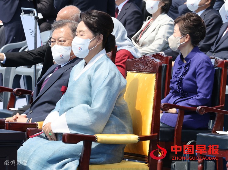 朴槿惠与文在寅罕见同框：两人前后排就坐 全程无交流