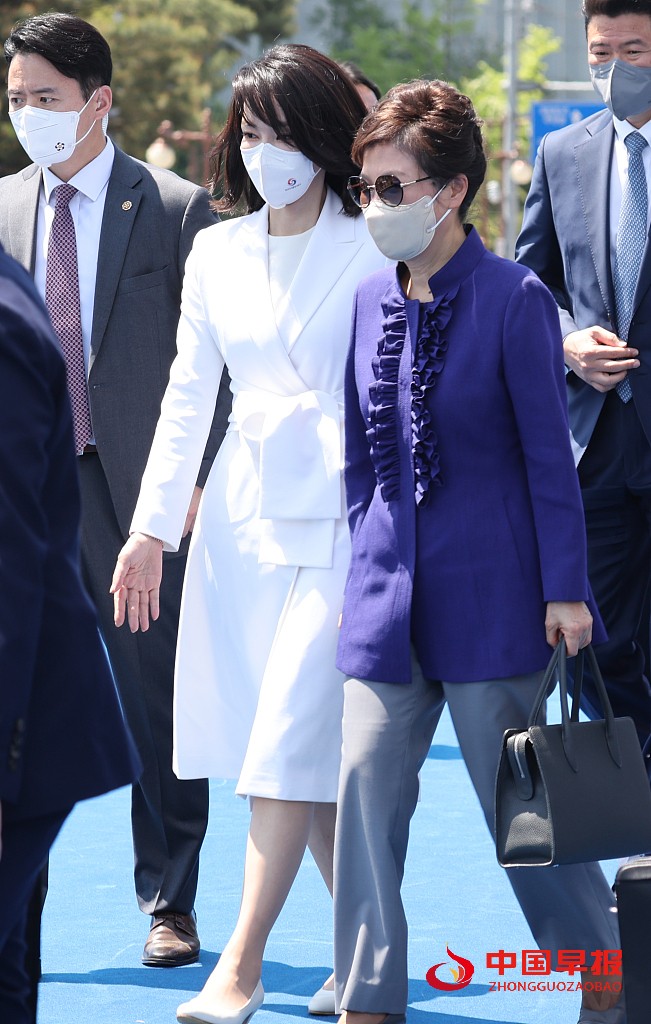 朴槿惠与文在寅罕见同框：两人前后排就坐 全程无交流