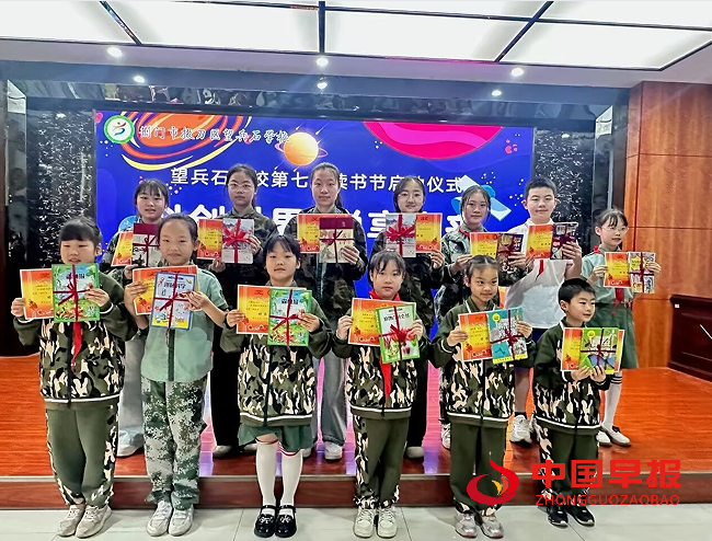 1745551404467778.png 3学生合影.png