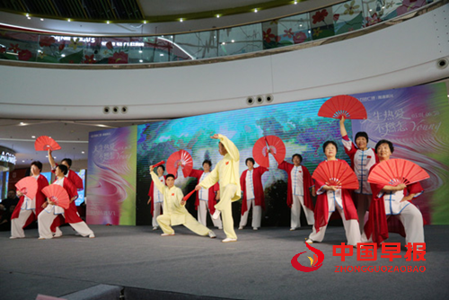 江苏南通“下岗领舞《志愿服务团队》15周年暨东方美第33期感恩盛典”举行(图4) 江苏南通“下岗领舞《志愿服务团队》15周年暨东方美第33期感恩盛典”举行(图4)