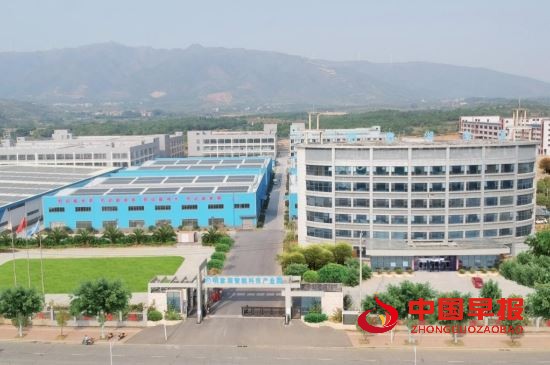 一片好膜供全球——全国劳动模范、江华手机膜“女王”李洪梅的奋斗故事(图2) 一片好膜供全球——全国劳动模范、江华手机膜“女王”李洪梅的奋斗故事(图2)