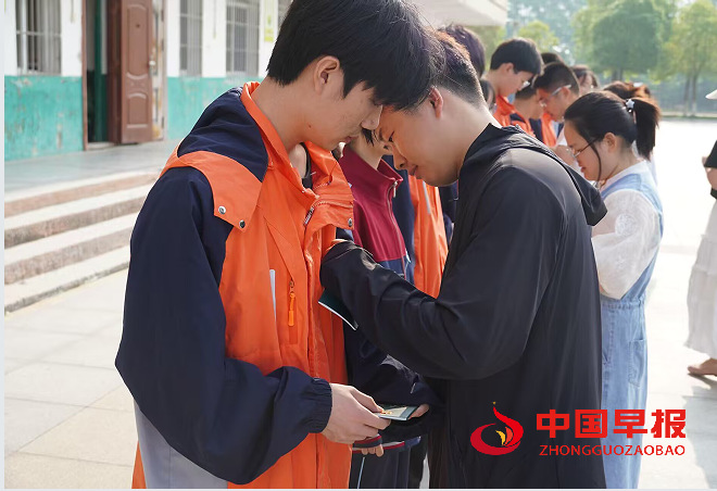 1748330628124429.png 2戴团徽.png