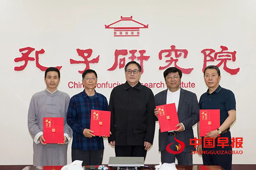 江苏宜兴紫砂学者吴建荣主创的《孔子》紫砂壸捐赠孔子研究院(图1)