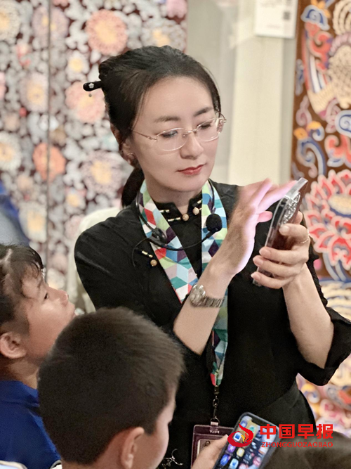 旗帜小记者走进清华大学艺术博物馆——探秘织绣与家具里的东方美学(图5)