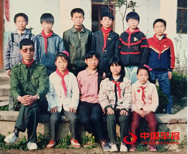 1751269376174998.png 1990年与学生合影(余继锋等11人).png