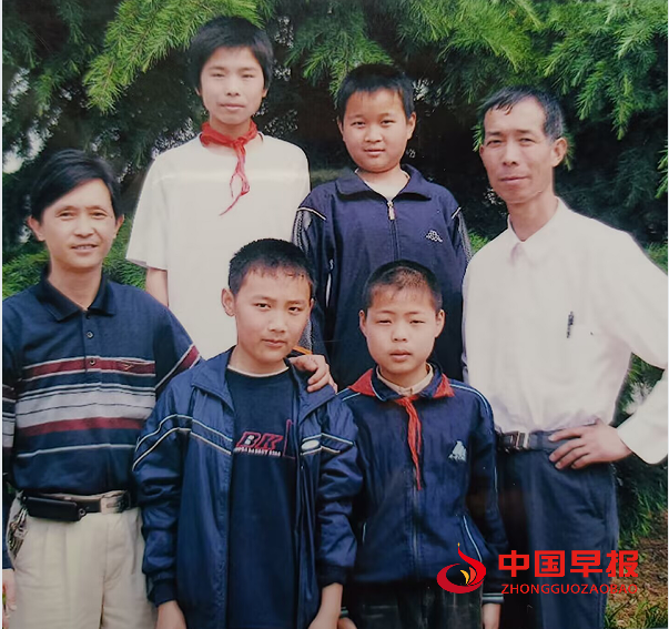 1751269910890764.png 2006年与学生赵安等合影.png