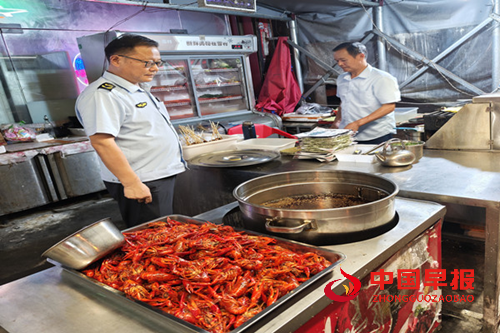 湖北监利：尺八镇开展守护夜市“烟火气” ，筑牢群众舌尖“安全线”专项执法检查行动(图1)