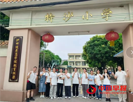 1753258493155689.png 2老师合影.png