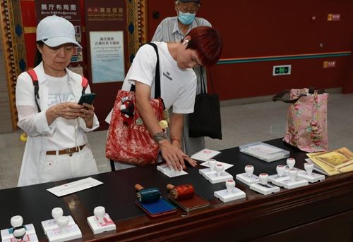 “纪念西藏自治区成立60周年”邮资彩戳在京首发(图3)