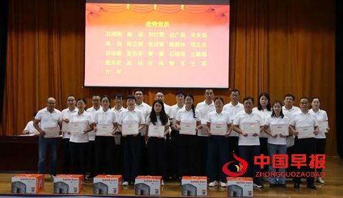 躬耕教坛育桃李 表彰先进启新程——定远中学举行2024-2025学年教师节表彰大会(图2)