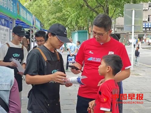 湘超现场湖邑茶集免费送万杯保靖黄金茶新茶饮，引爆湘西茶韵热潮(图2)