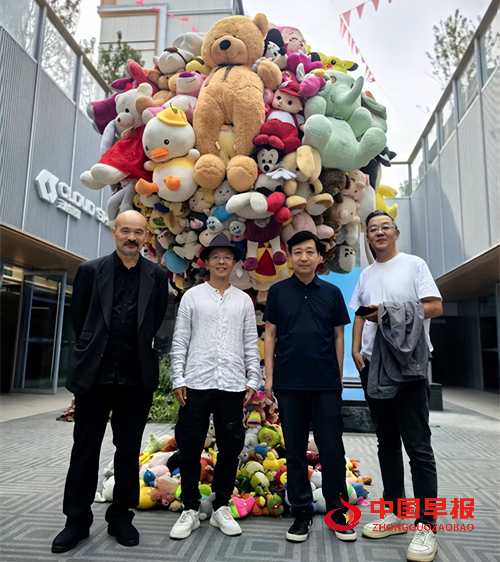 向上·向上雕塑展宋庄启幕 吴梁焰“红领少年”解码符号与生命力量(图5)