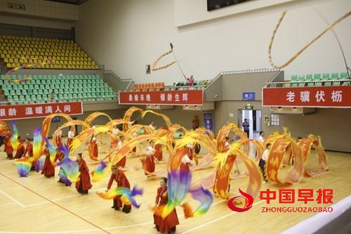 2025年全国老年人健身广场舞大联动湖北主会场(宜昌)活动盛大启幕， 三峡满江红艺术团《舞动宜昌》震撼全场(图3)