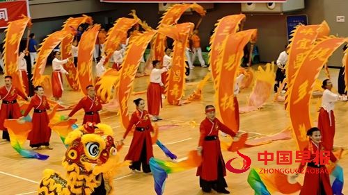 2025年全国老年人健身广场舞大联动湖北主会场(宜昌)活动盛大启幕， 三峡满江红艺术团《舞动宜昌》震撼全场(图5)