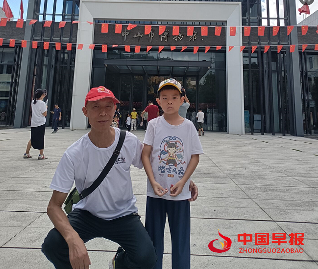 1王光兴与孙子参观中山市博物馆.png