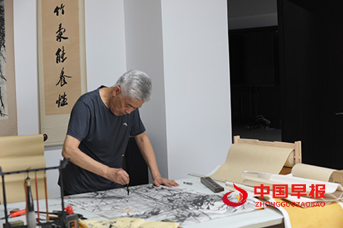 他从农民雕刻匠成长为企业家与知名书画家——专访江苏省苏州吴江知名花鸟画家沈胜利 (图2)