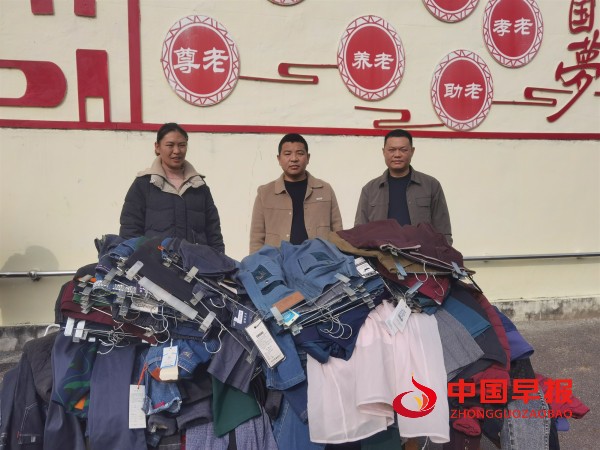 1761550304191649.jpg 黄龙爱心人士捐赠衣服.jpg